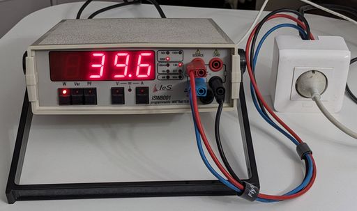 Wattmètre ISW8001 de la société IeS, affichant 39.6 V, avec une prise connectée branchée dessus