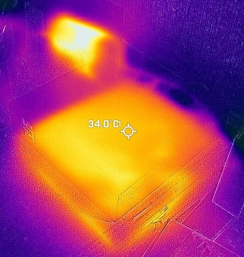 Photo en camera thermique du boîtier Server et du boîtier fibre - 34°C mesuré sur le boîtier Server