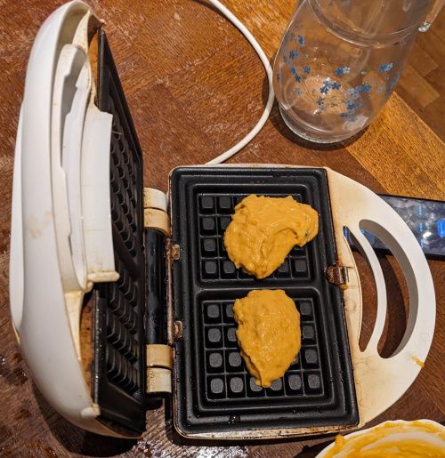 Deux portions de pâte à la patate douce déposées sur le gaufrier