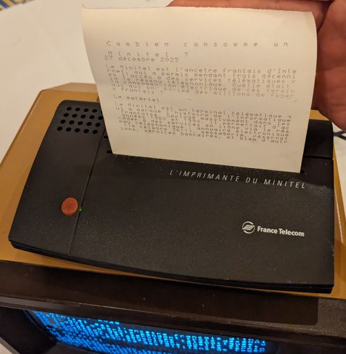 Papier imprimé tenu déroulé