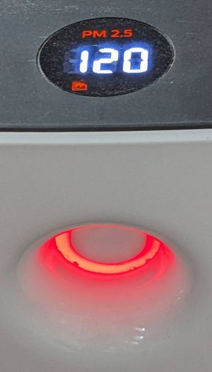 Voyant de qualité de l’air en rouge, niveau de particules à 120
