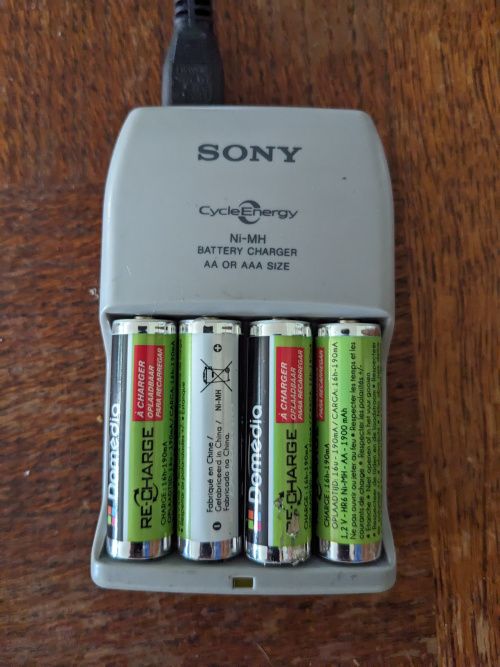 4 piles AA dans le chargeur, LED éteinte&nbsp;: la charge est terminée