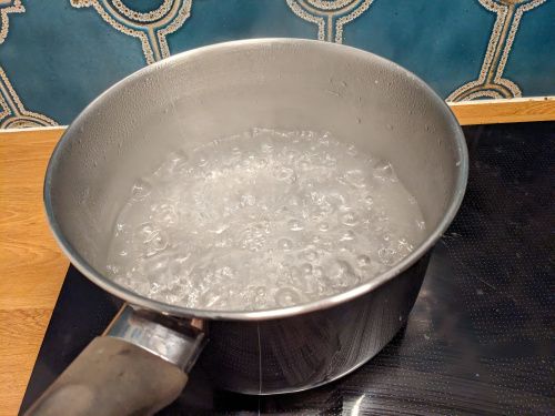 Un litre d’eau porté à ébullition, chauffé de quatre façons différentes