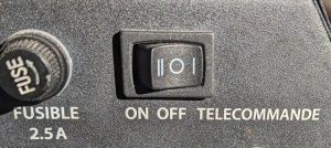Gros plan sur l’interrupteur à trois positions, en position TÉLÉCOMMANDE