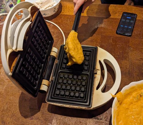 Première cuillerée de pâte versée sur la plaque, téléphone prêt à minuter 2 minutes