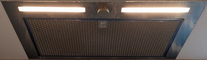 Vue de face de la hotte, filtre et éclairage allumés