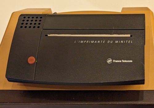 Imprimante en attente, posée sur le Minitel