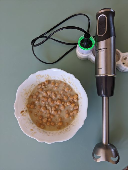 Un saladier contenant un houmous prêt à mixer, et un mixeur 1000W branché sur une prise connectée Shelly