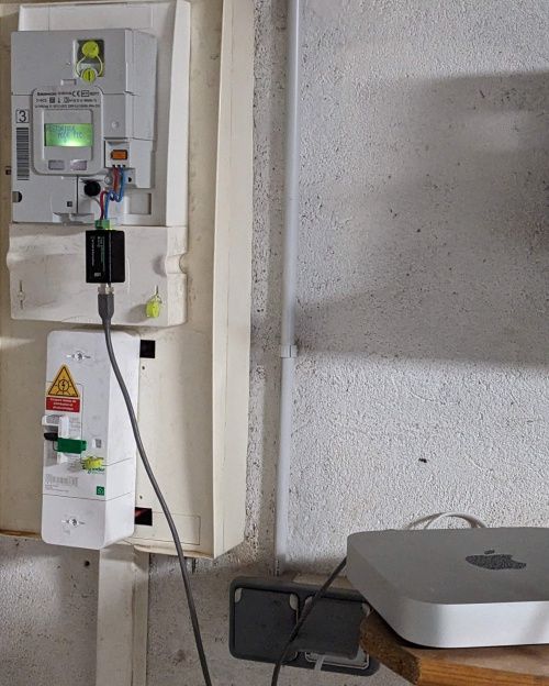 Montage complet&nbsp;: compteur Linky, disjoncteur général avec sticker photovoltaïque, Mac mini raccordé au module téléinfo, et prises murales pour l’alimentation