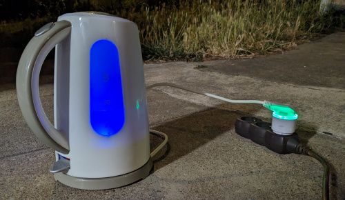 La bouilloire électrique branchée sur la multiprise avec la prise de mesure connectée
