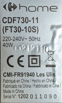 Étiquette constructeur avec l’inscription : « Carrefour Home CDF730-11 (FT30-10S) 220–240V ~ 50Hz 40W »