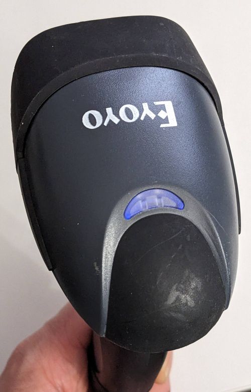 La douchette vue du dessus, avec la marque Eyoyo et la LED bleue d’indication de fonctionnement.