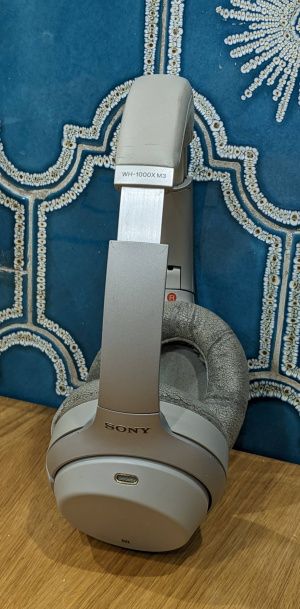 Le casque Sony WH-1000X M3 avec ses coussinets usés après 6 ans d’utilisation