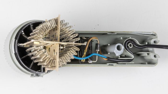Intérieur du Braun Silencio 1000&nbsp;: résistance chauffante, ventilateur et diode visibles. © Raimond Spekking / CC BY-SA 4.0 (via Wikimedia Commons)