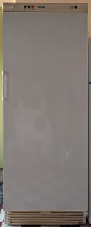 Vue de face du congélateur armoire Derby UF 30