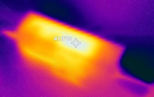 Photo en caméra thermique montrant uniquement le boîtier fibre, avec une température mesurée à 47,8°C