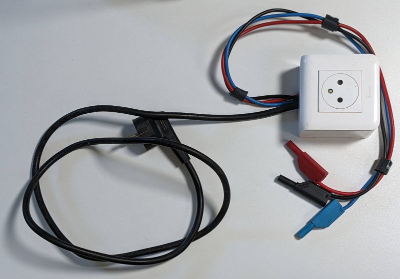Montage de raccordement sécurisé avec un câble secteur, un bloc prise Legrand Mosaic et des cordons avec fiches bananes