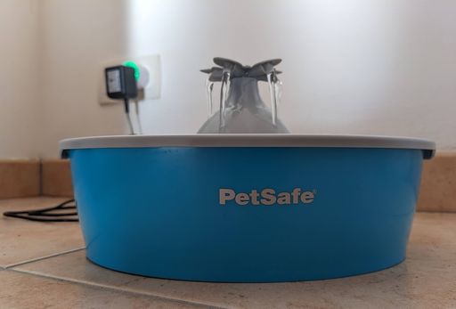 Une fontaine à eau pour animaux de compagnie Drinkwell de la marque PetSafe