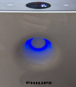 Purificateur en pleine luminosité, reflet visible sur la façade