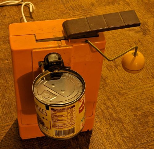 Petite boîte de 200g de lentilles en cours d’ouverture