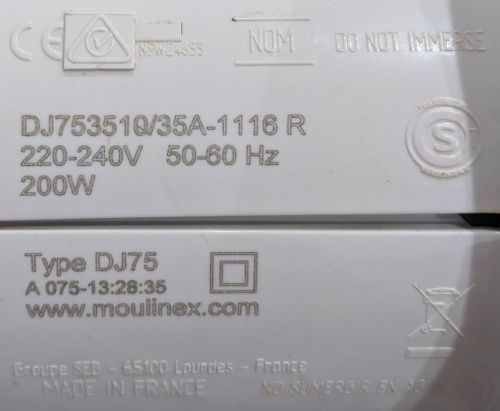 Inscriptions techniques sous l’appareil&nbsp;: DJ753510/35A-1116 R, 220-240V 50-60 Hz, 200W, Type DJ75