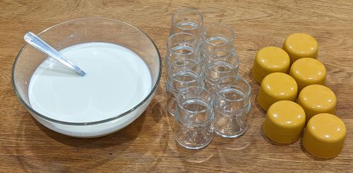 Préparation des yaourts : mélange d’un yaourt dans du lait