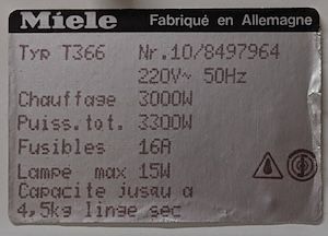 Étiquette énergétique du sèche-linge indiquant : « Miele Fabriqué en Allemagne Typ T366  Nr.10/8497964 220V~ 50Hz Chauffage  3000W Puiss.tot. 3300W Fusibles   16A Lampe max  15W Capacite jusqu a 4,5kg linge sec »