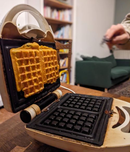Deux gaufres cuites prêtes à être retirées et dégustées