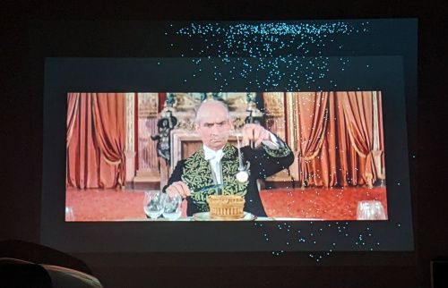 Une scène de fin du film, avec le même nuage de pixels morts en haut à droite