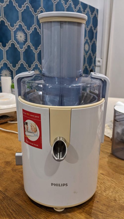 Vue de face de la centrifugeuse avec le bec verseur et la cheminée