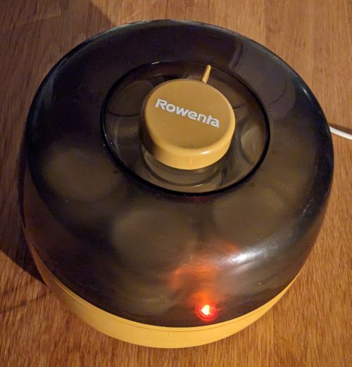 Yaourtière en fonctionnement avec témoin lumineux allumé