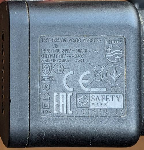 Inscriptions en creux sur le chargeur HQ8505&nbsp;: INPUT 100-240V ~50/60Hz 9W, OUTPUT 15V 5.4W